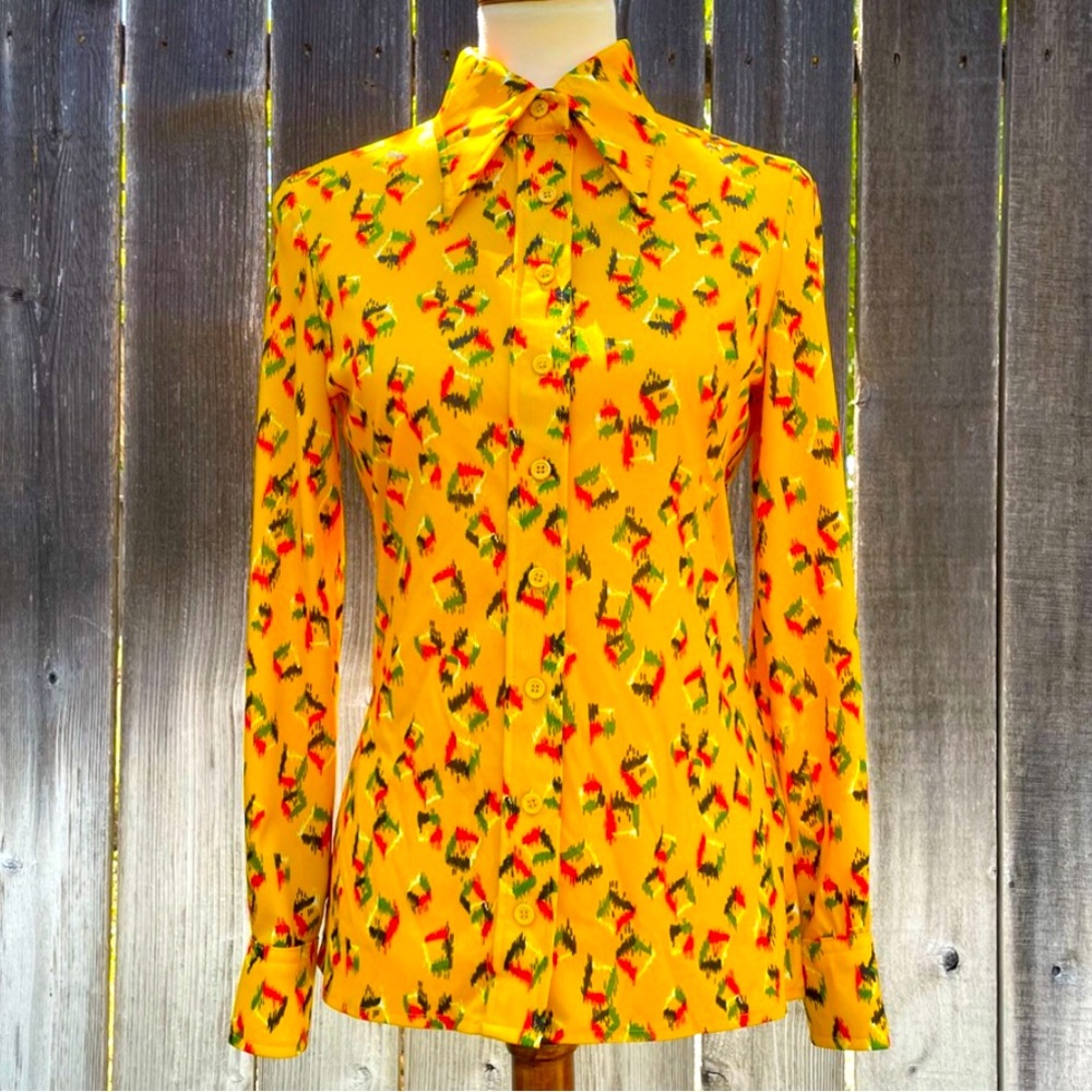 1970s Polyester Top Dagger Collar Button Down Shirt I. Magnin Geo Print Size S